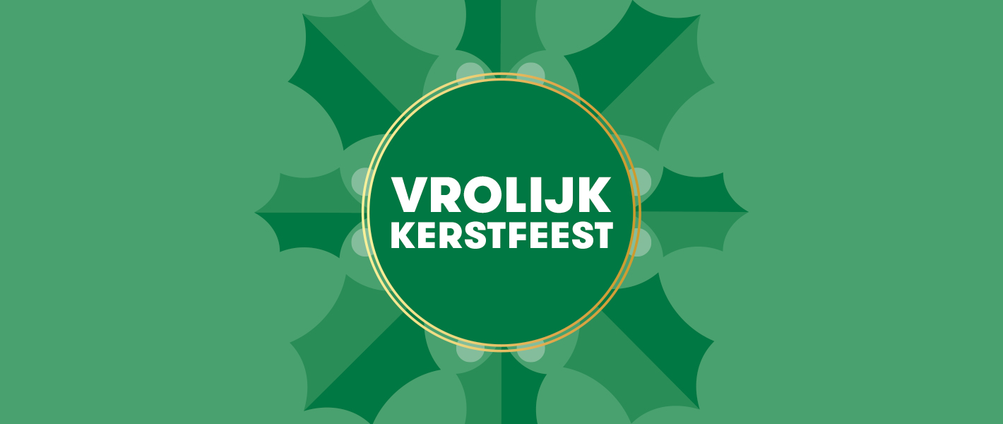 Een vrolijke kerstboodschap in een groene cirkel met gouden rand, tegen een achtergrond met een hulstbladmotief.