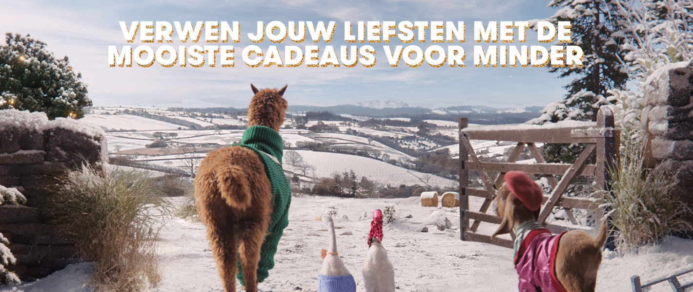Familie die met honden door een besneeuwd landschap wandelt, met de tekst: ‘Verwen je dierbaren voor minder’.