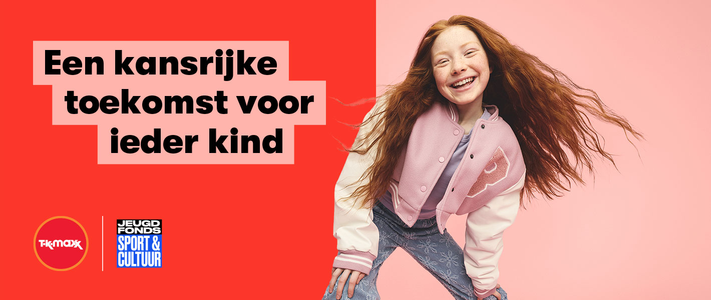 Een meisje met lang golvend haar glimlacht terwijl ze voorover buigt, met daarboven de kop ‘Ieder kind verdient een kansrijke toekomst’.